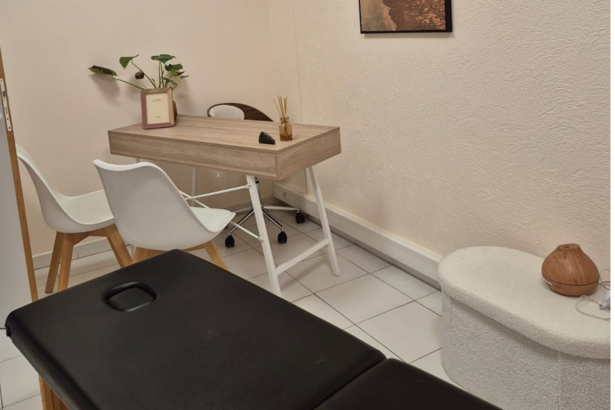 Salle de consultation ostéopathie Cannes - bureau et table