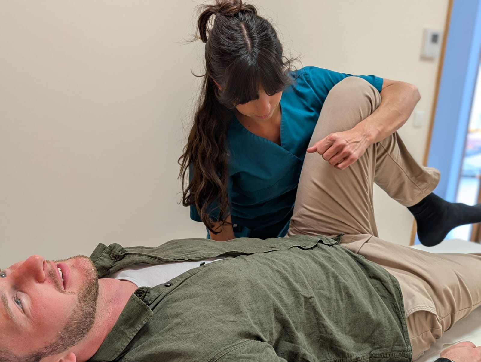 Camille MESQUITA ostéopathe Cannes - manipulation de la hanche