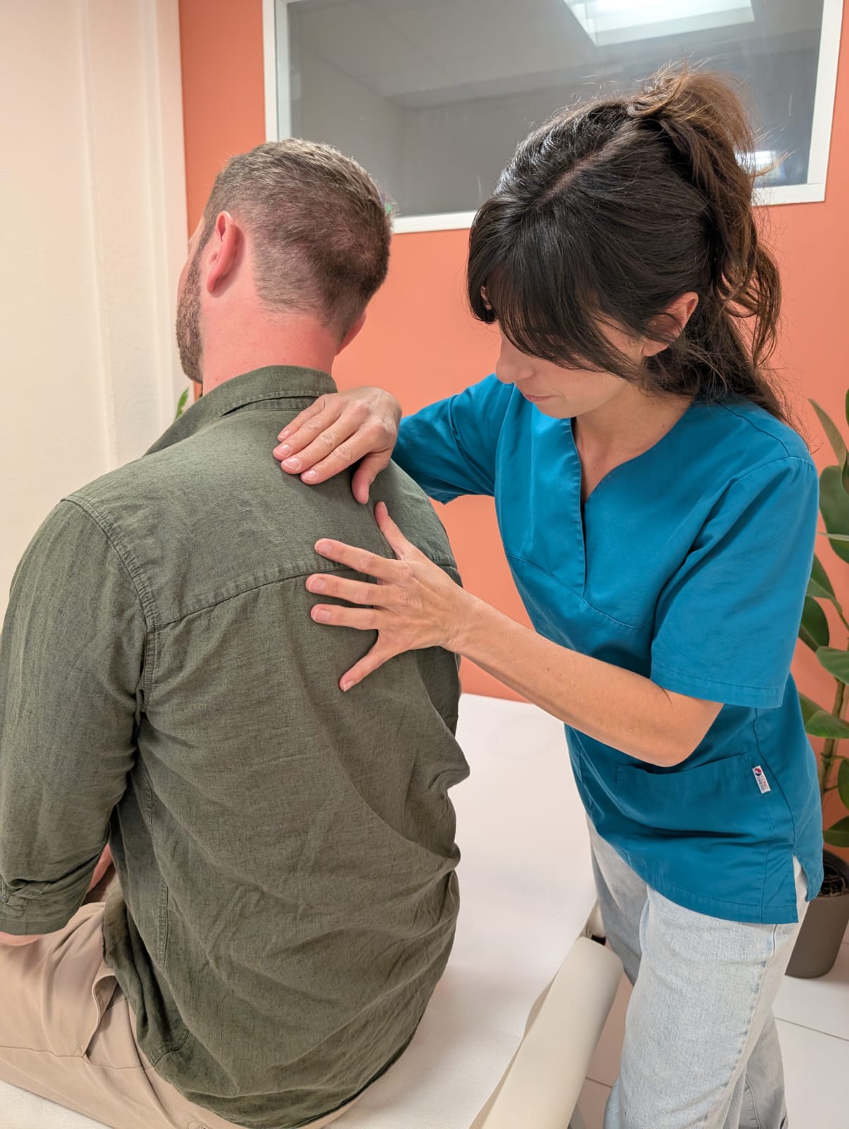 Camille MESQUITA ostéopathe Cannes - traitement de l'épaule